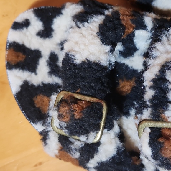 Fuzzy Leopard Birkenstock Wannabes 🖤 - Picture 7 of 10